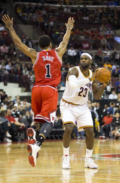 Columbus, Ohio. Cleveland Cavaliers - Chicago Bulls 107-98. Protagonisti LeBron James e Derrick Rose (Reuters)